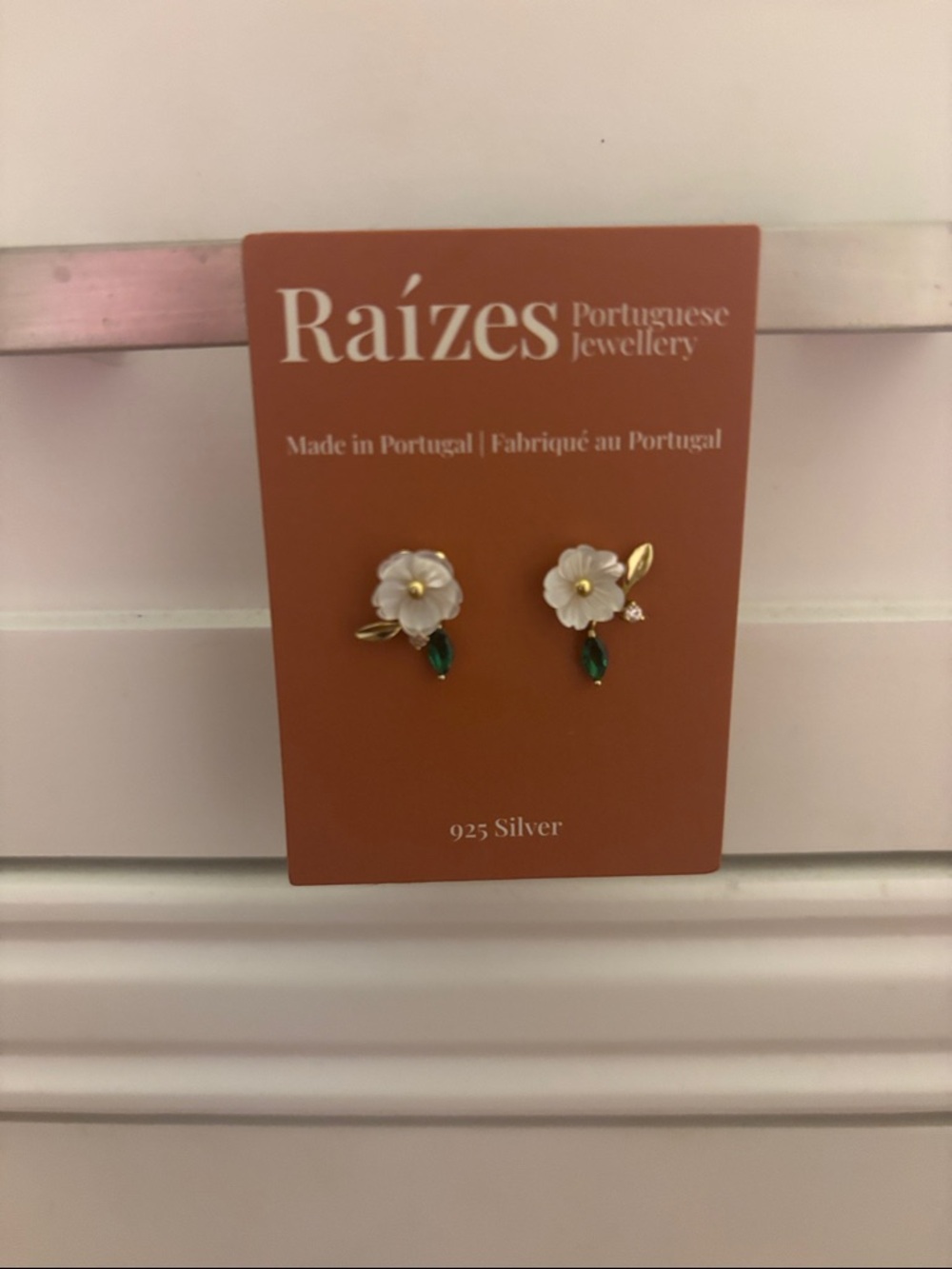 Raízes White Flower & Green Leaf Stud Earrings